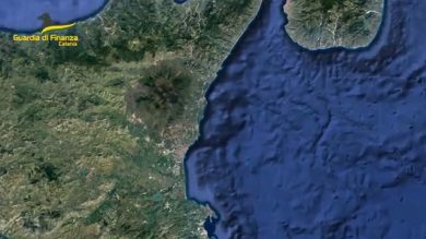La Guardia di Finanza scopre e sequestra 2 tonnellate di cocaina «galleggiante» | video