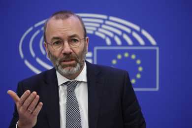 Weber sui migranti: «L’Italia va aiutata, servono muri per l’Europa»