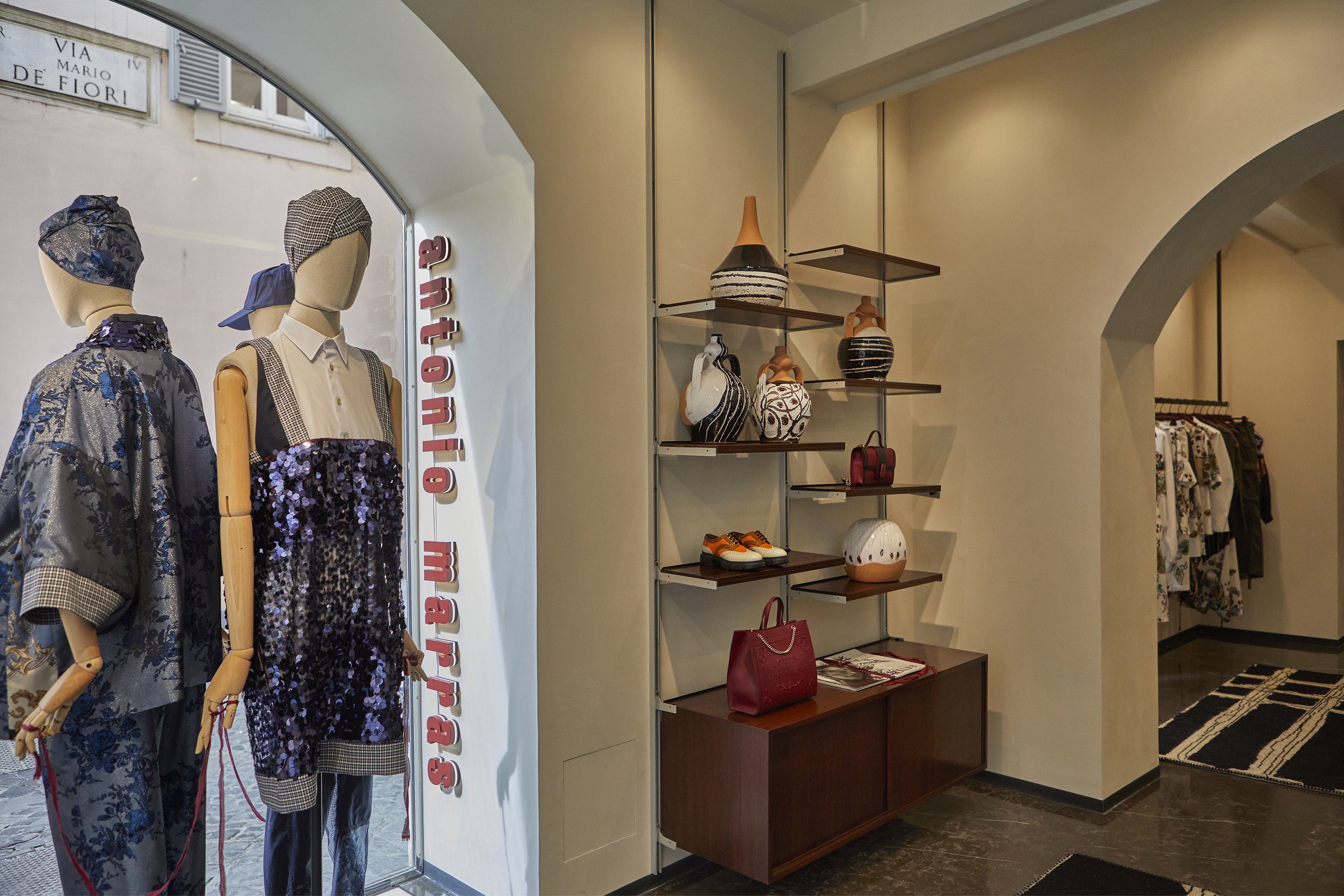 La moda torna a credere negli spazi retail innovativi o dal fascino retrò La moda torna a credere negli spazi retail innovativi o dal fascino retrò