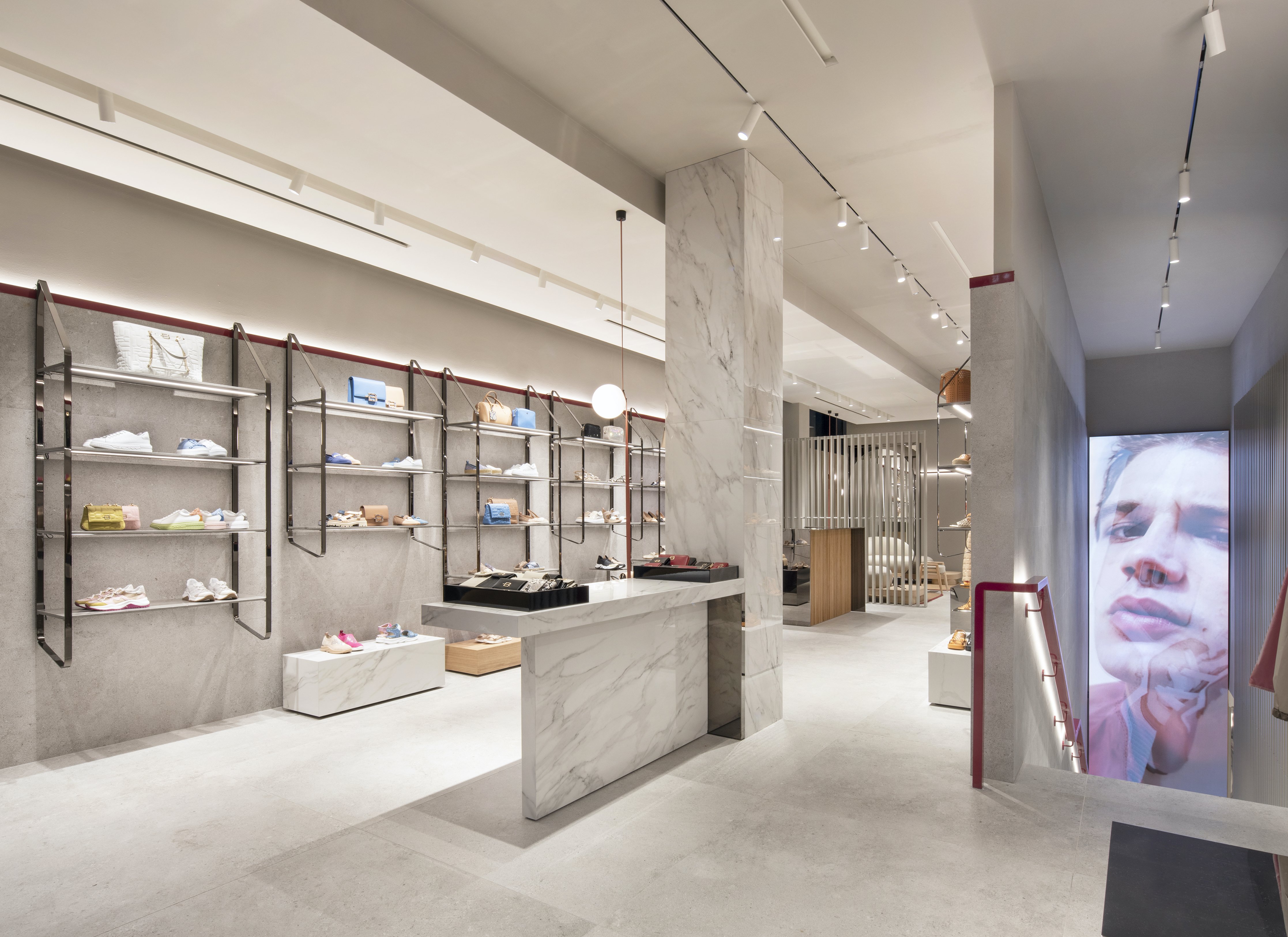 La moda torna a credere negli spazi retail innovativi o dal fascino retrò La moda torna a credere negli spazi retail innovativi o dal fascino retrò