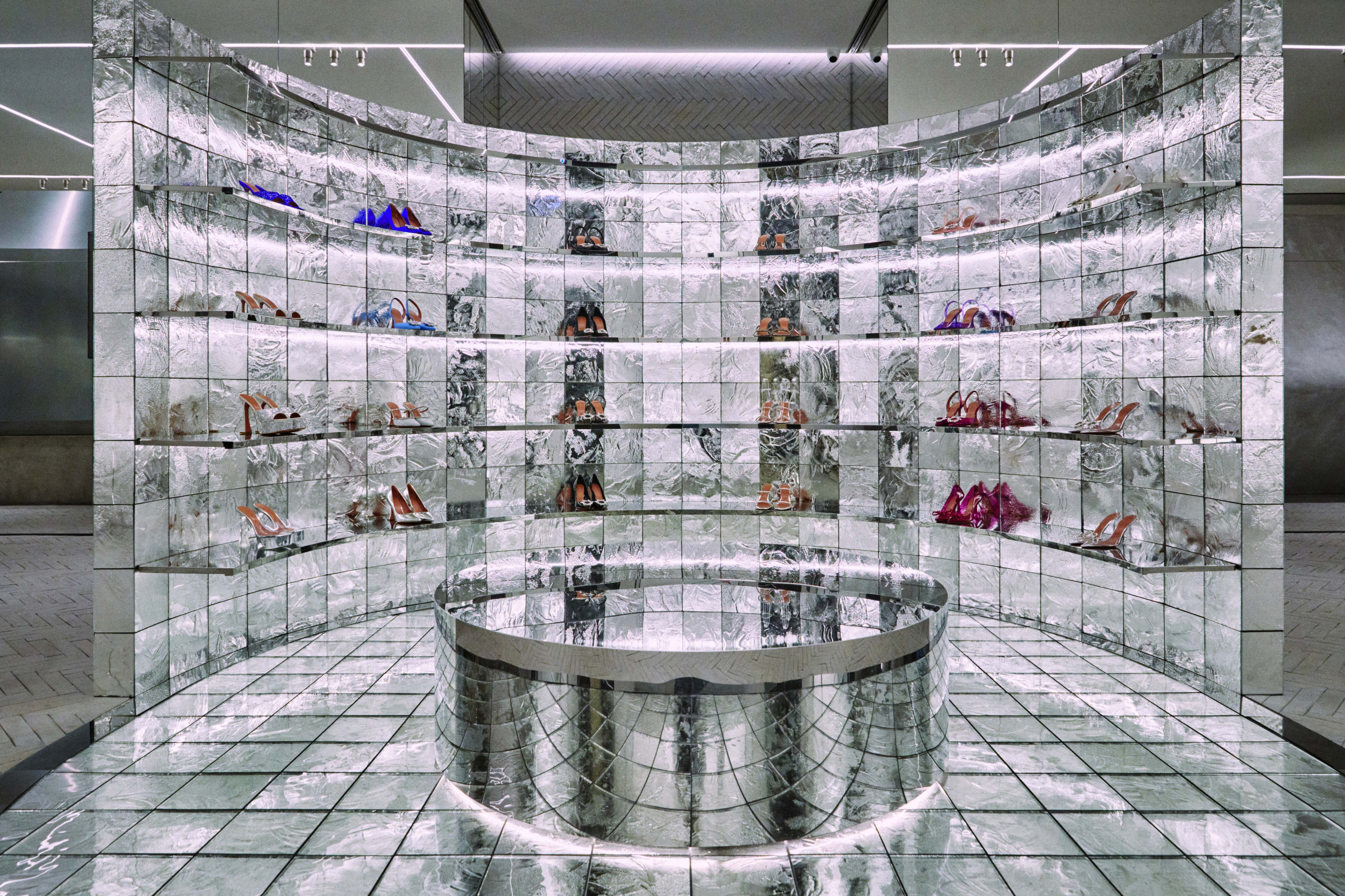 La moda torna a credere negli spazi retail innovativi o dal fascino retrò La moda torna a credere negli spazi retail innovativi o dal fascino retrò