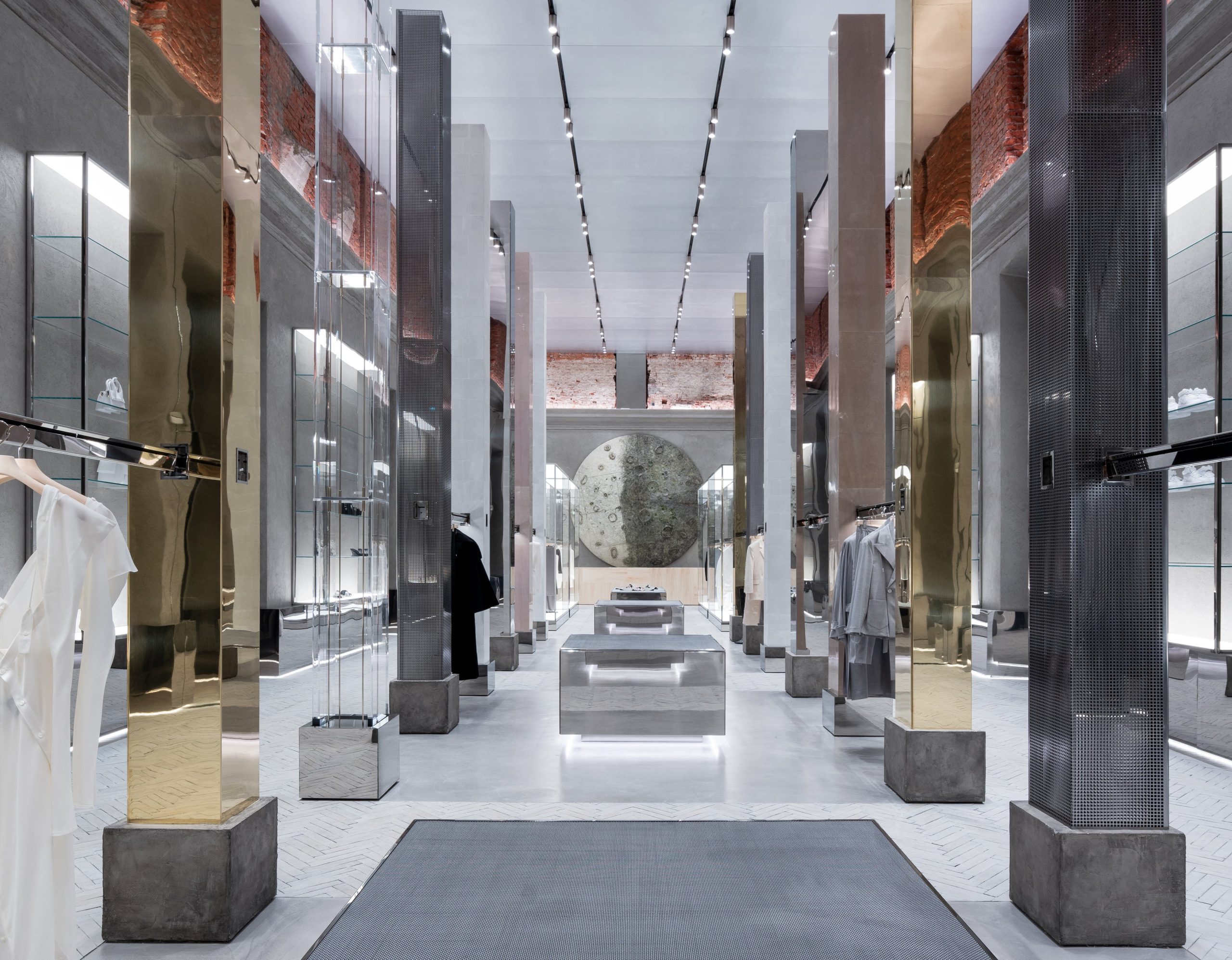 La moda torna a credere negli spazi retail innovativi o dal fascino retrò La moda torna a credere negli spazi retail innovativi o dal fascino retrò