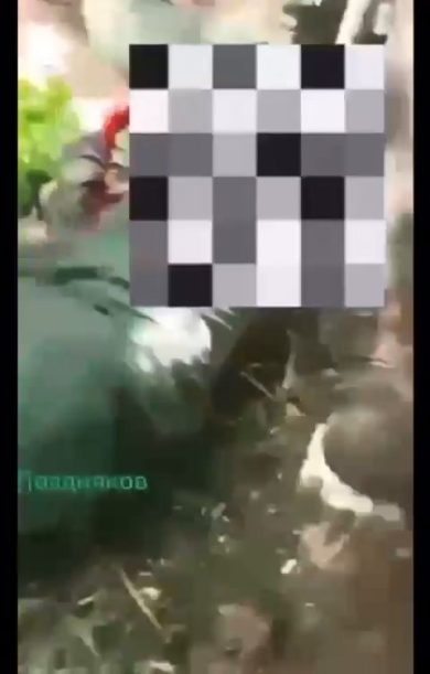Soldati russi decapitano un ucraino | video
