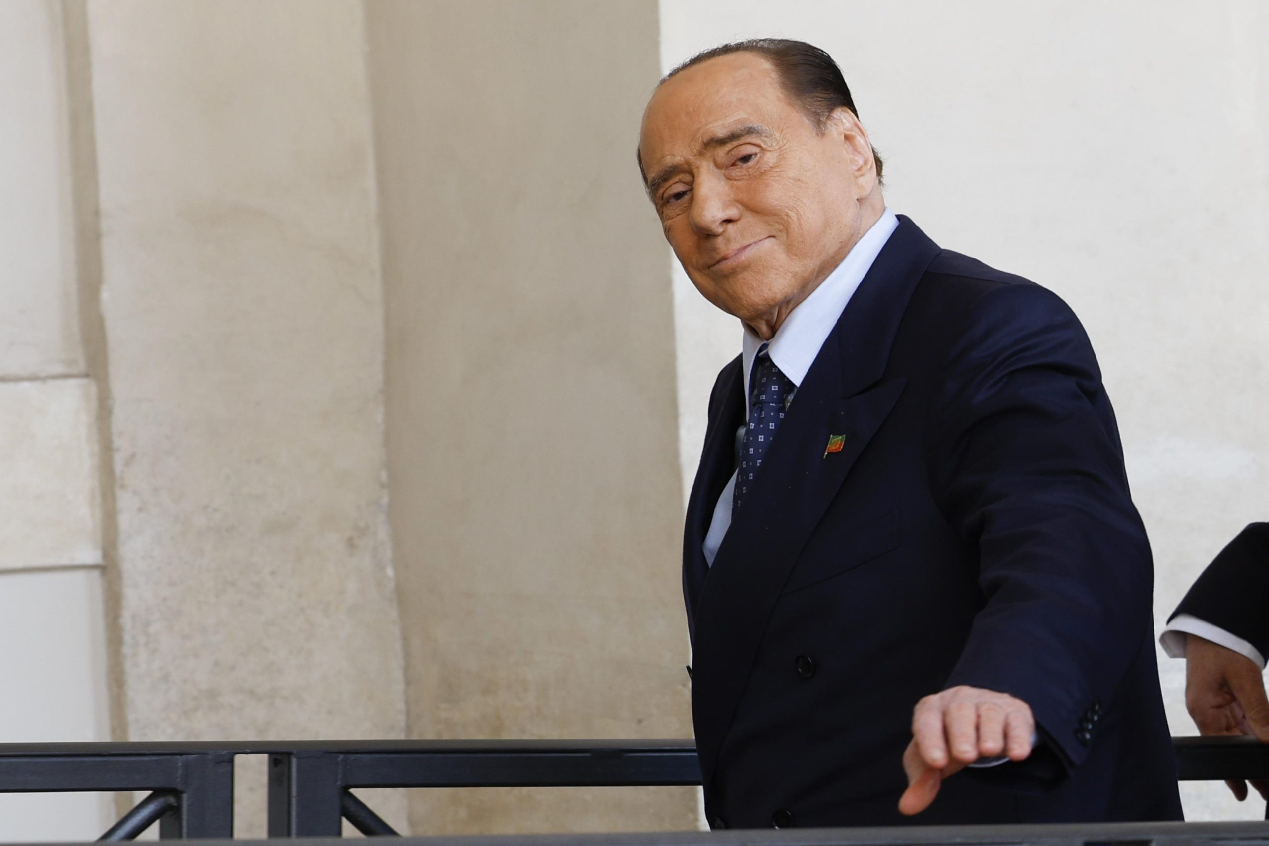 Berlusconi, seconda notte tranquilla in terapia intensiva