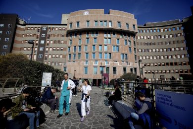 Notte tranquilla e stabile per Berlusconi ma il quadro resta grave