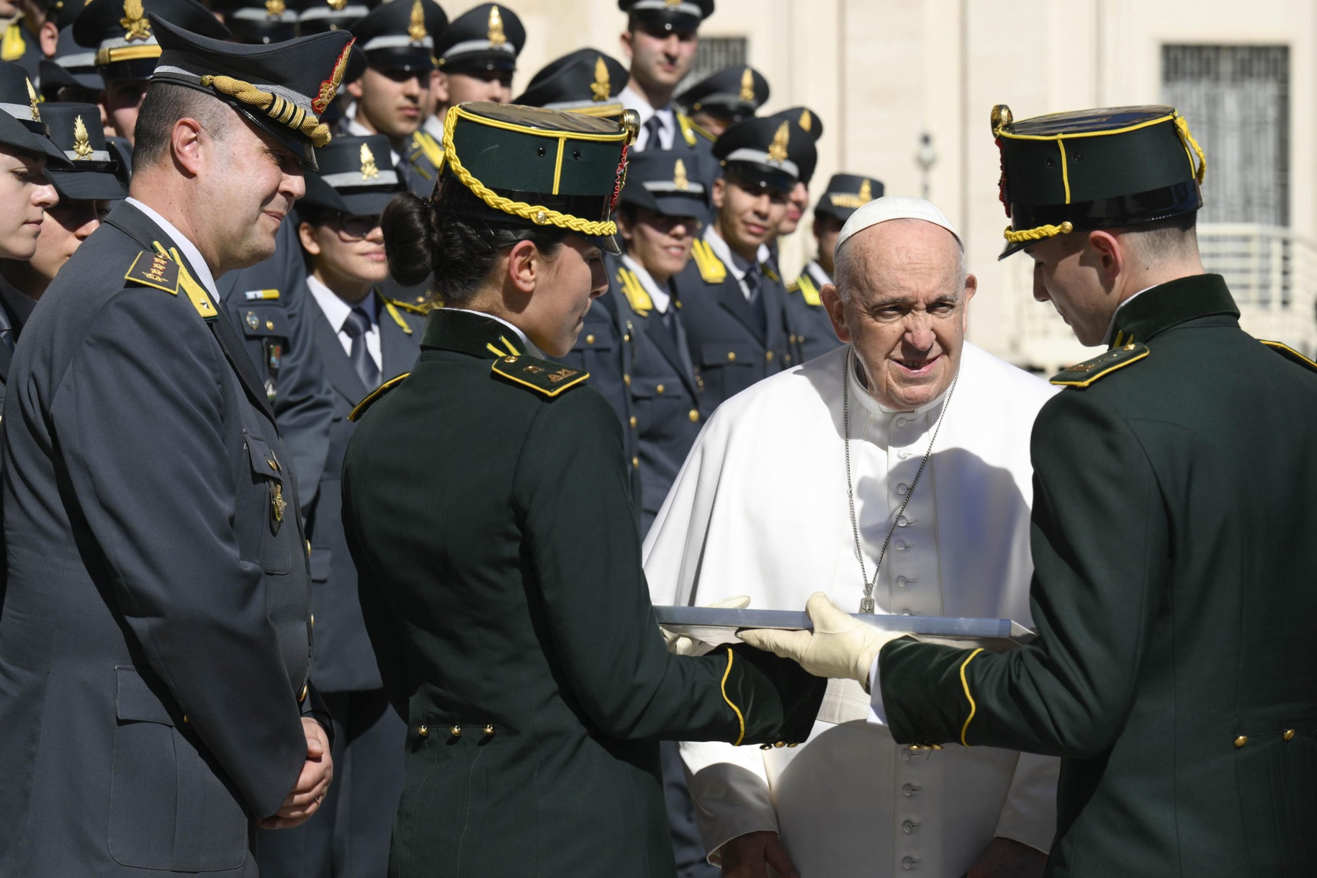 Papa Francesco: «Vorrei andare per le strade ma non me lo lasciano fare»