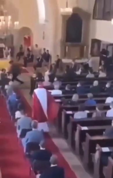 Vescovo si dirige all’altare in Chiesa in monopattino | video