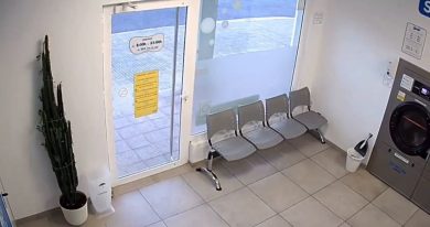 Esplode una lavanderia self-service poco dopo che esce un uomo | video