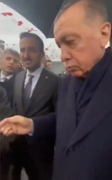 Erdogan compra voti a suon di banconote | video