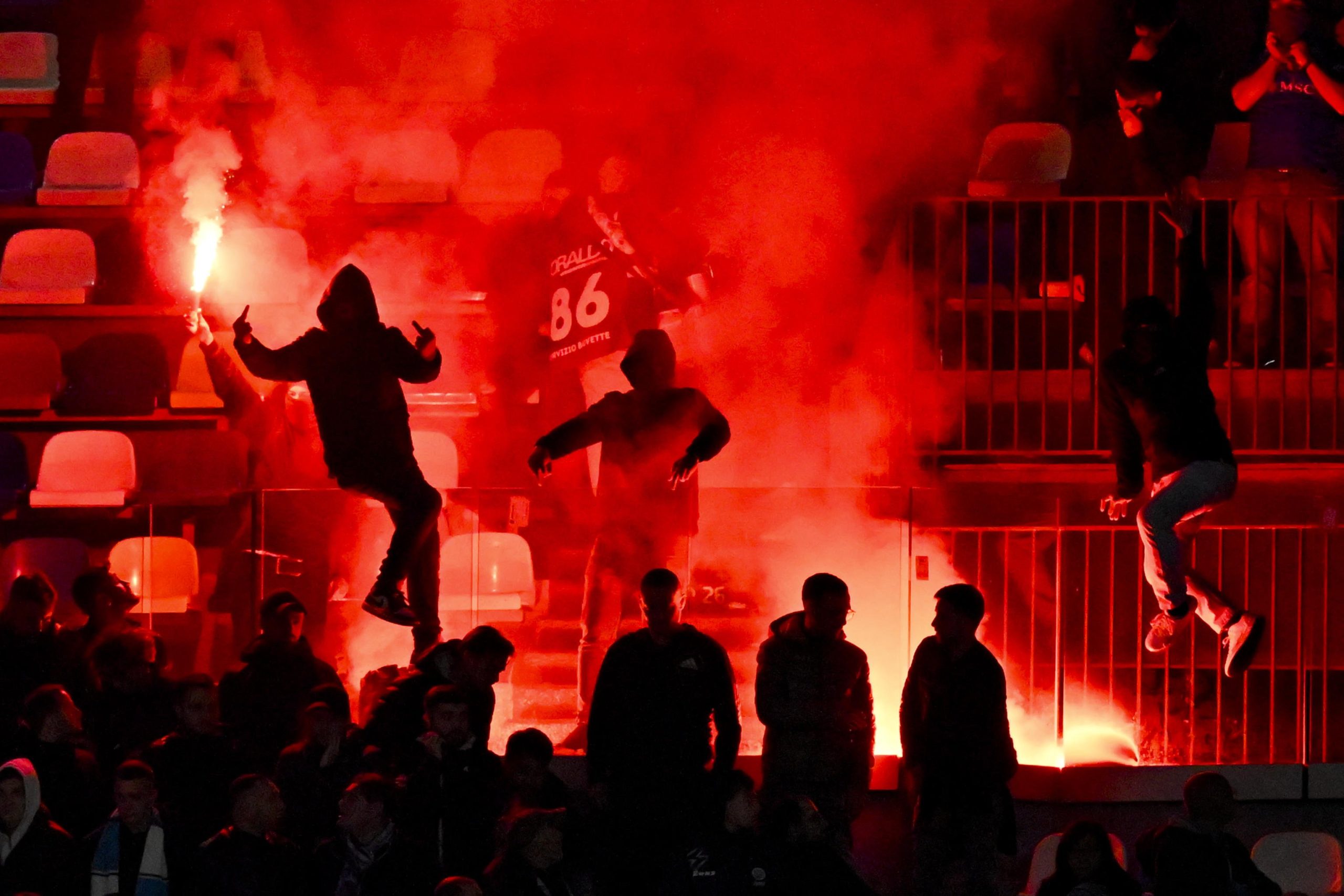 Napoli, la Procura indaga sugli scontri in curva: “Piano contro De Laurentiis”