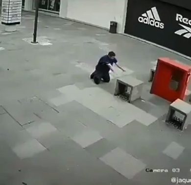 Si allena in palestra e si ribalta da solo | video