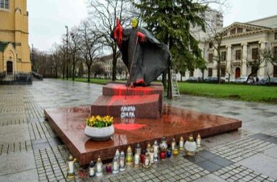 Polonia: imbrattata la statua di Giovanni Paolo II nel giorno dell’anniversario della sua morte