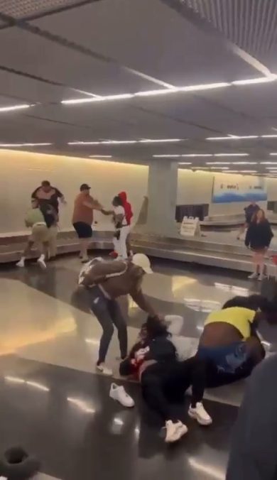 Mega rissa all’aeroporto O’Hare di Chicago al ritiro bagagli