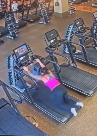 Donna scivola su tapi-roulant e resta in mutande | video