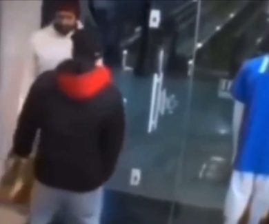 Misunderstanding fra 3 ragazzi in un negozio, si risolve in un modo originale | video