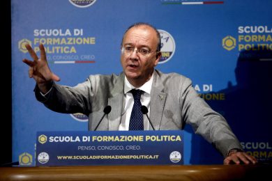 Ministro Valditara, piano casa per i docenti e stipendi più alti