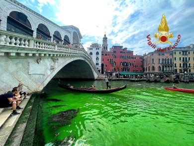 Venezia, si tinge di verde fosforescente l’acqua del Canal Grande