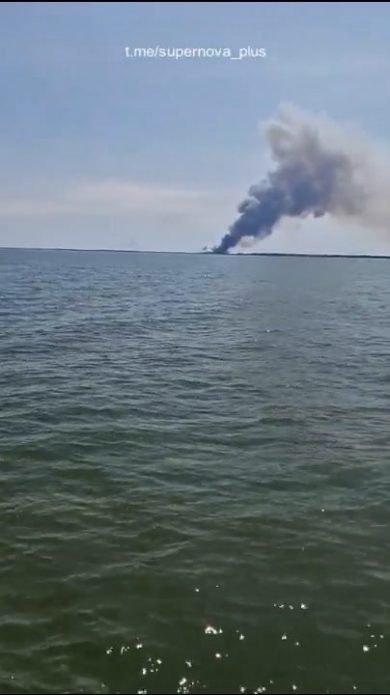 Nave russa in fumo, affonda al largo della Crimea | video