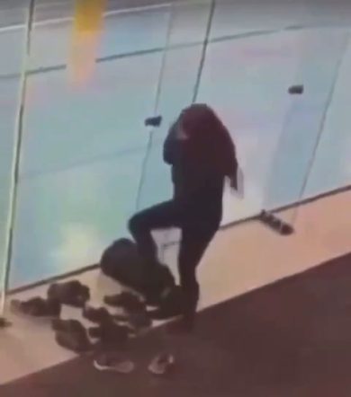 Ragazza si schianta sulla porta di vetro. Due volte | video