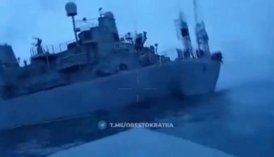 Drone marino di Kiev colpisce la nave Khurs nel Mar Nero | video