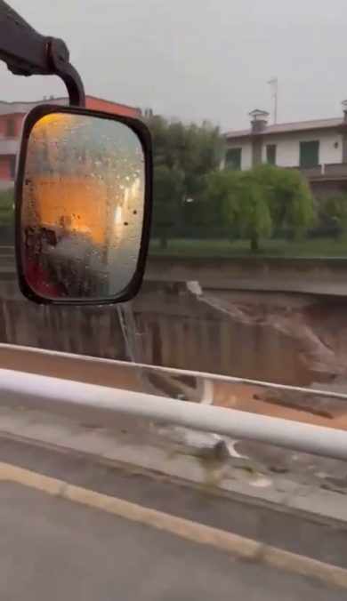 Brescia, a Rezzato crolla un tratto del Naviglio Grande: due auto nella voragine | video