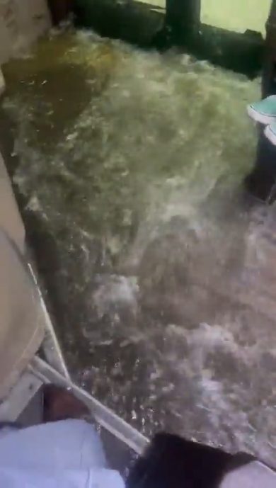 Nubifragio a Brescia. Il temporale allaga il pullman | video