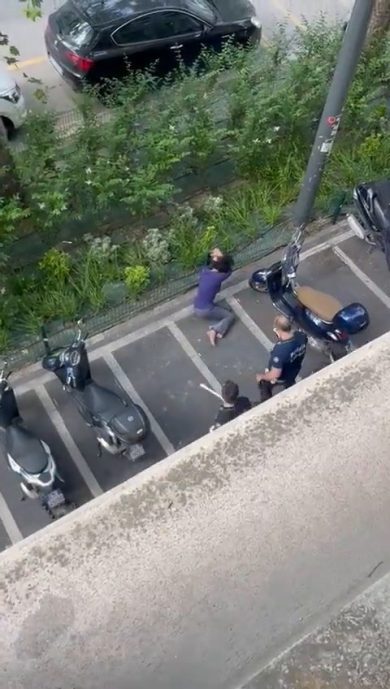 Donna colpita a manganellate da agenti della Polizia Locale di Milano | video