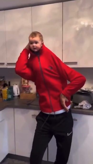 Un neonato sembra un uomo sulle spalle del padre | video