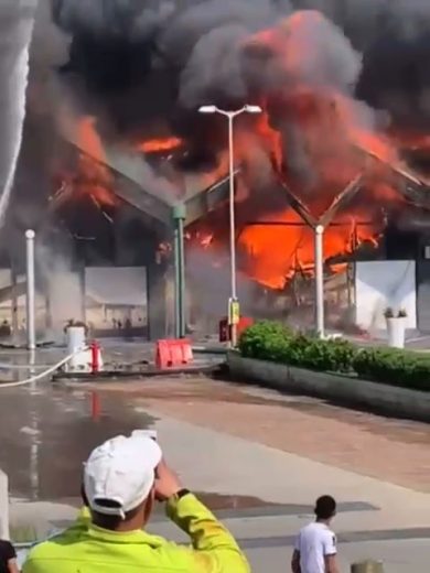 Brescia, incendio al centro commerciale Le Vele di Desenzano | video