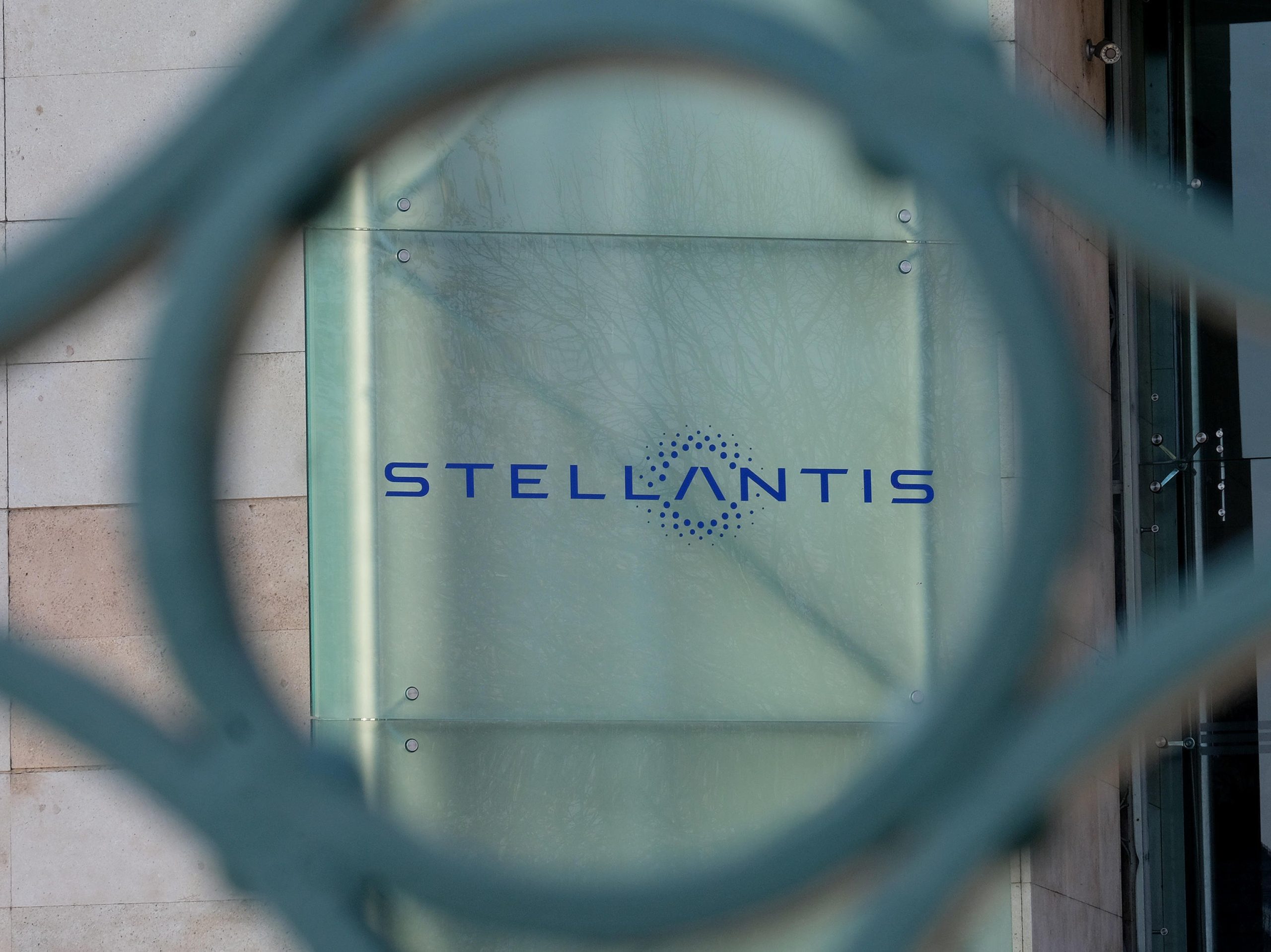 Stellantis; o si ridiscutono le regole UE, oppure via dal Regno Unito