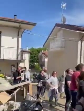 Gli Angeli del Fango cantano “Romagna Mia” | video