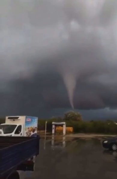 Maltempo in Emilia-Romagna: Cervia allagata e colpita da una tromba d’aria | video