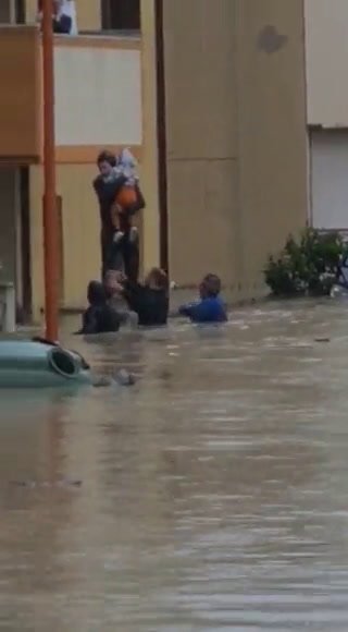 Cesena, una mamma tiene in braccio suo figlio per salvarlo dall’alluvione | video