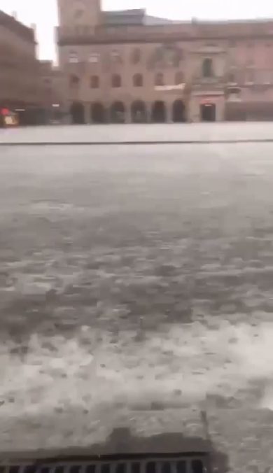 Maltempo: piazza Maggiore a Bologna allagata | video
