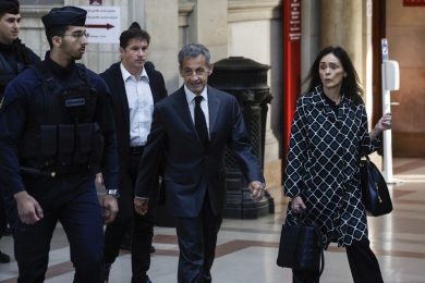 Sarkozy condannato in appello a 3 anni, uno da scontare in cella