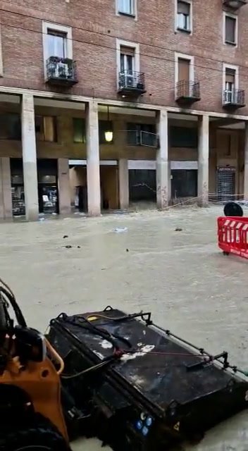 Maltempo in Emilia Romagna: allagamenti a Bologna | video