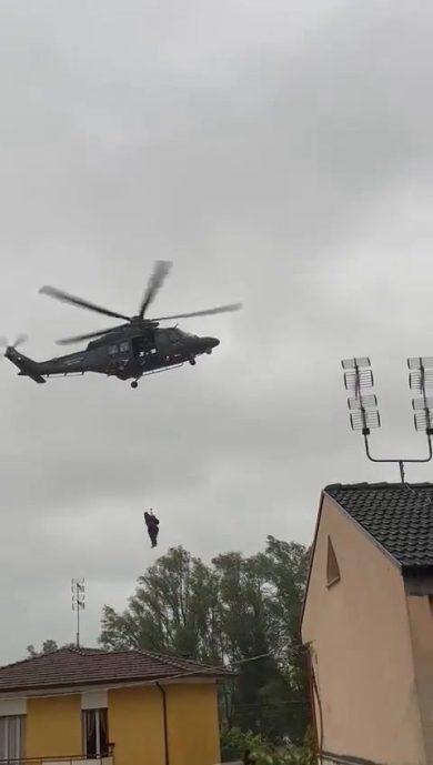Maltempo Emilia Romagna: persone recuperate sui tetti dall’Aeronautica militare | video