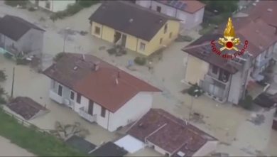 Esondato il fiume Savio a Cesena, la gente è sui tetti | video