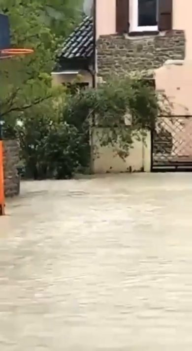 Maltempo Emilia Romagna: da una finestra esce una cascata d’acqua | video