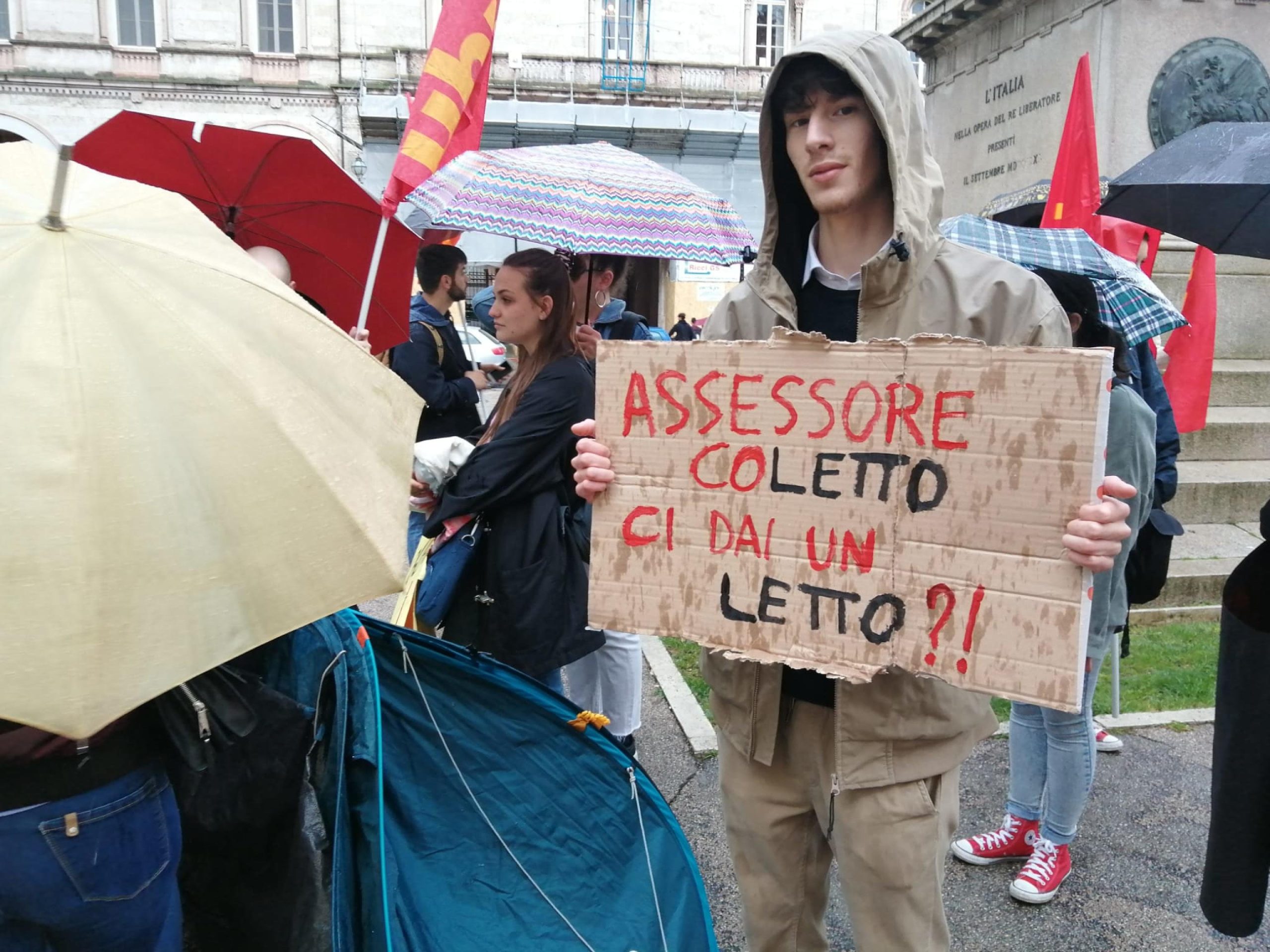 Non potendo decidere, i giovani protestano