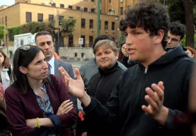 La Schlein macchiata e “mazziata” dagli studenti di sinistra