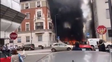 Esplode furgone con bombole di ossigeno. Fiamme e paura a Milano | video