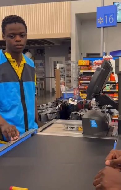 Commesso fa un agguato al cliente in vena di scherzi al supermercato | video