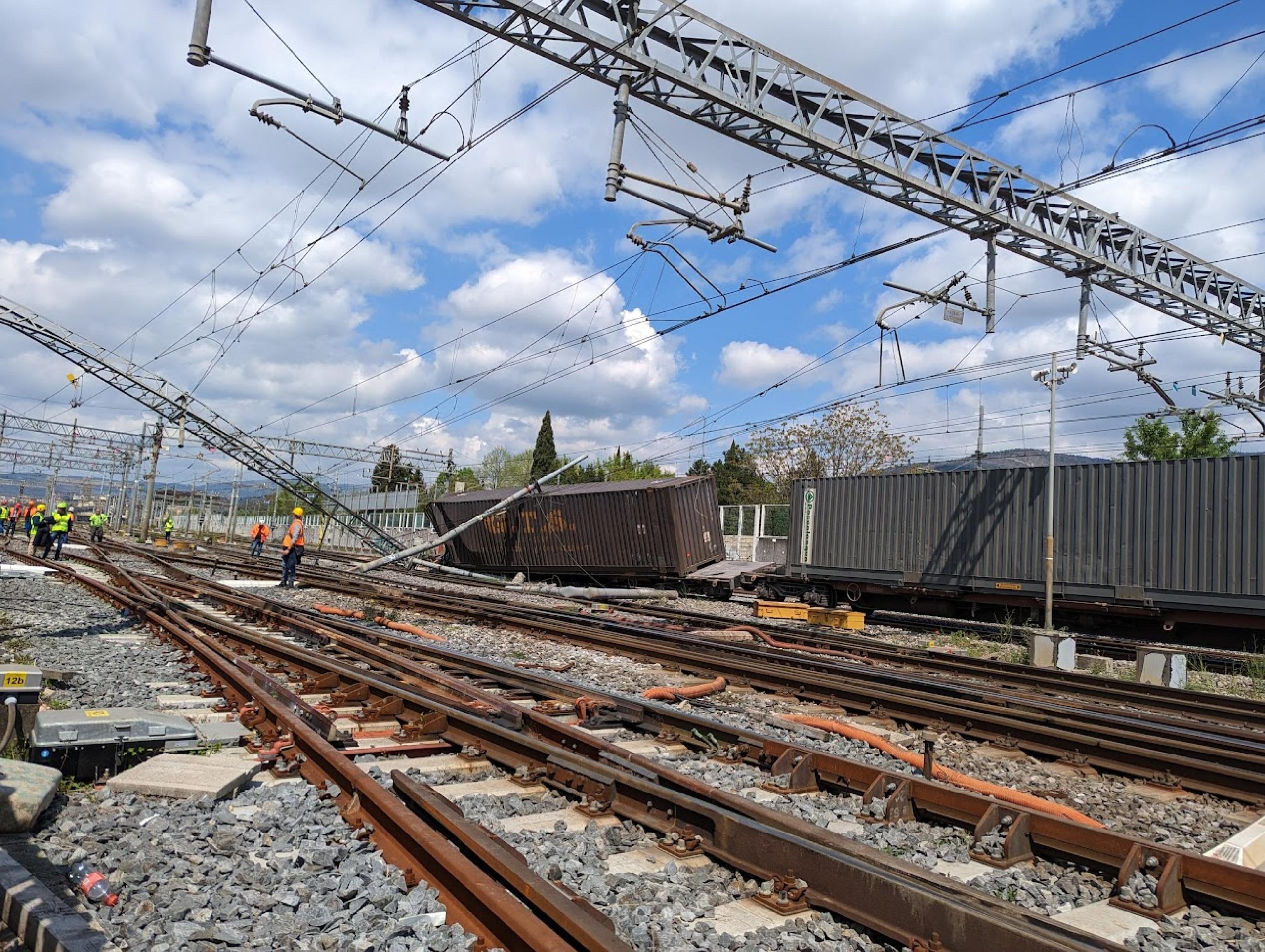 Firenze, deraglia treno senza passeggeri: ritardi, caos e disagi alla circolazione