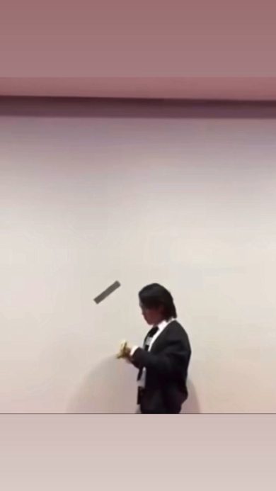 Seul, studente mangia la banana di Cattelan al Leem Museum of Art | video