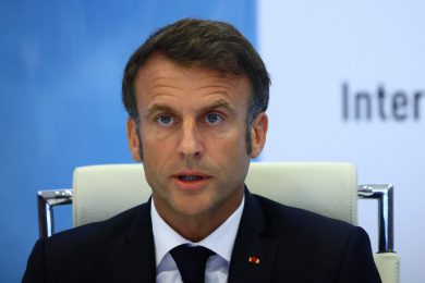 Macron: “Tenete a casa i vostri figli”