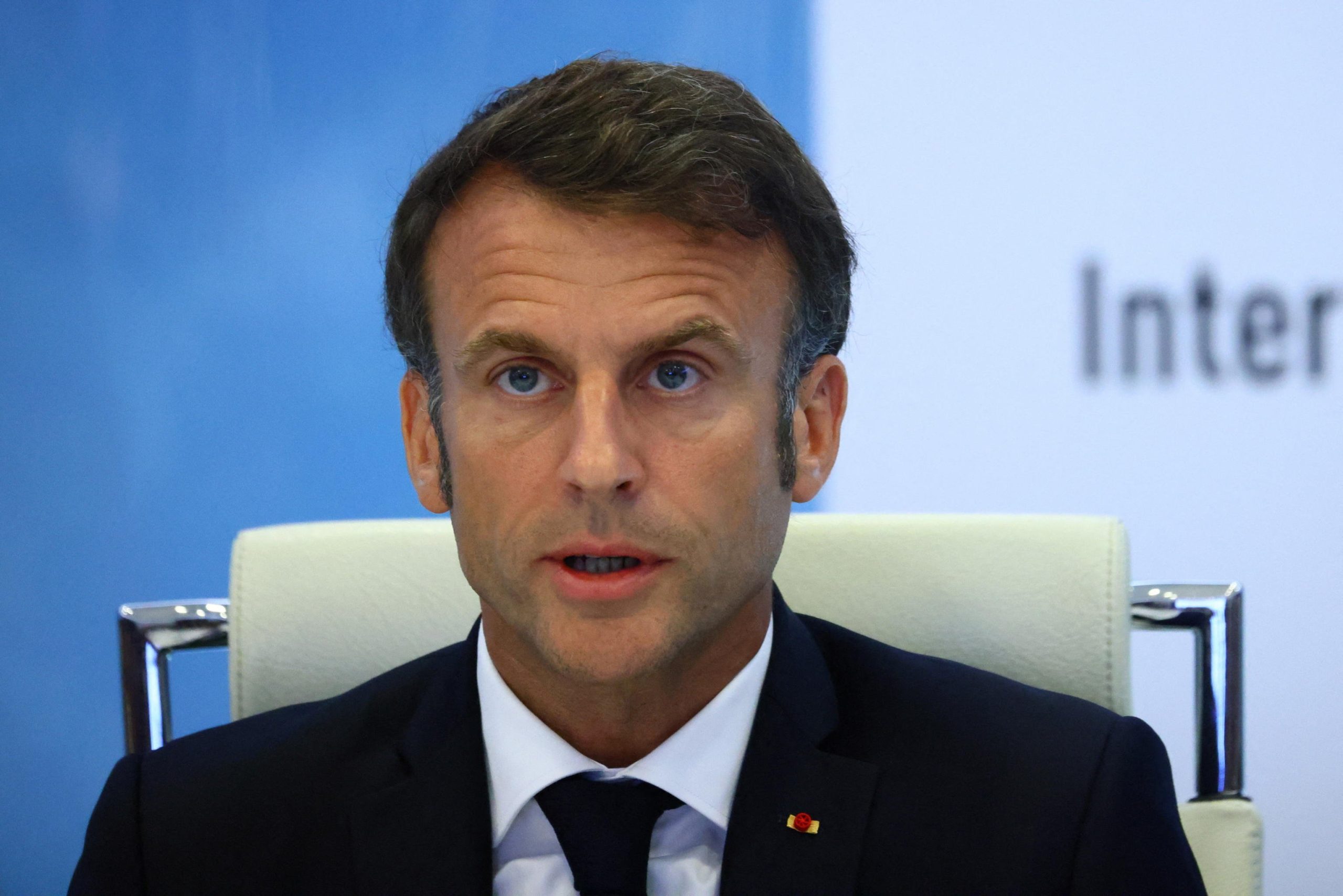 Macron: “Tenete a casa i vostri figli” Macron: “Tenete a casa i vostri figli”