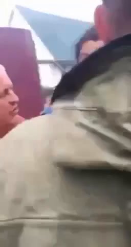 Una freccia trapassa il collo di una donna e rimane impigliata | video