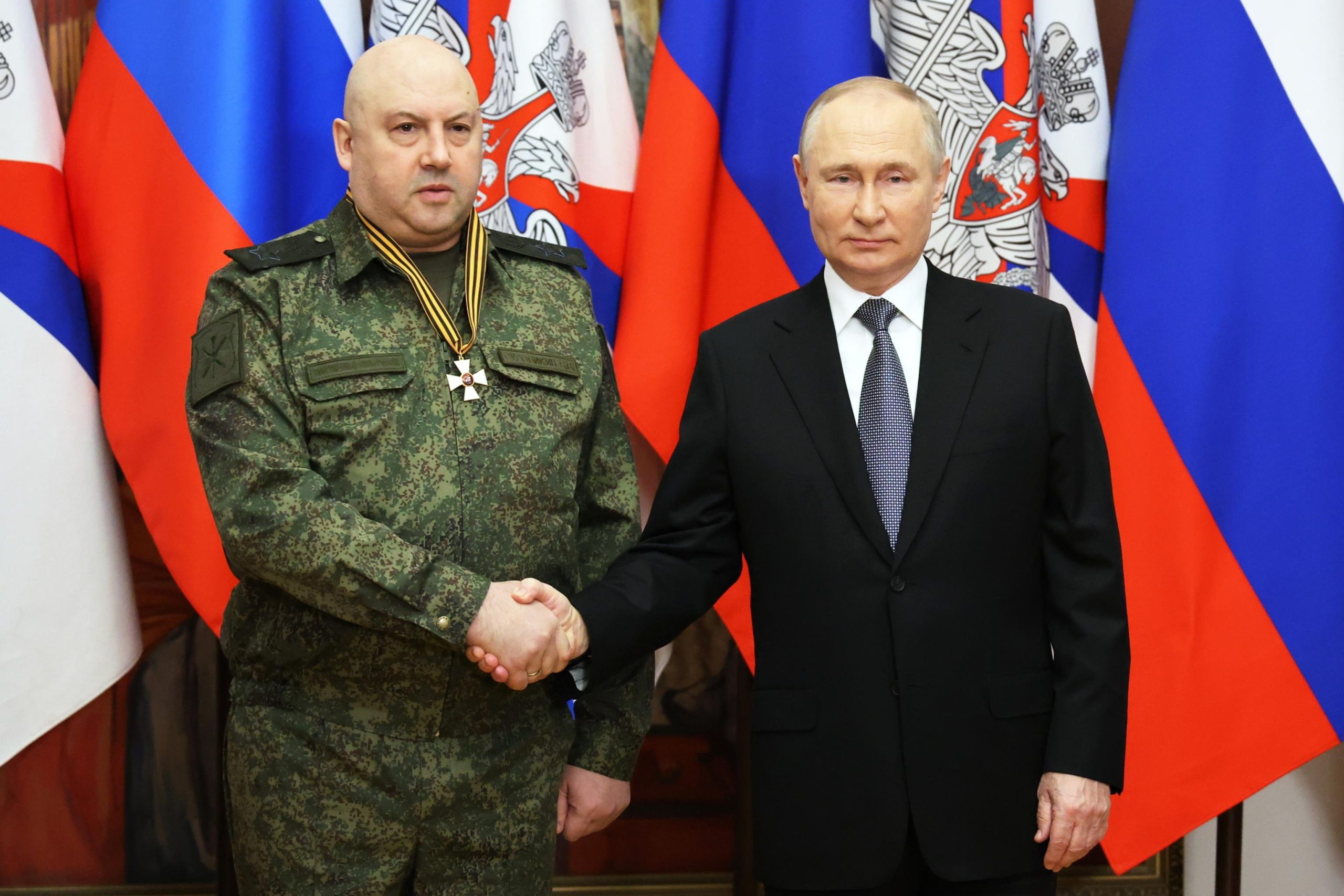 Putin fa arrestare il generale Surovikin e lancia un messaggio a Prigozhin ed alla Russia