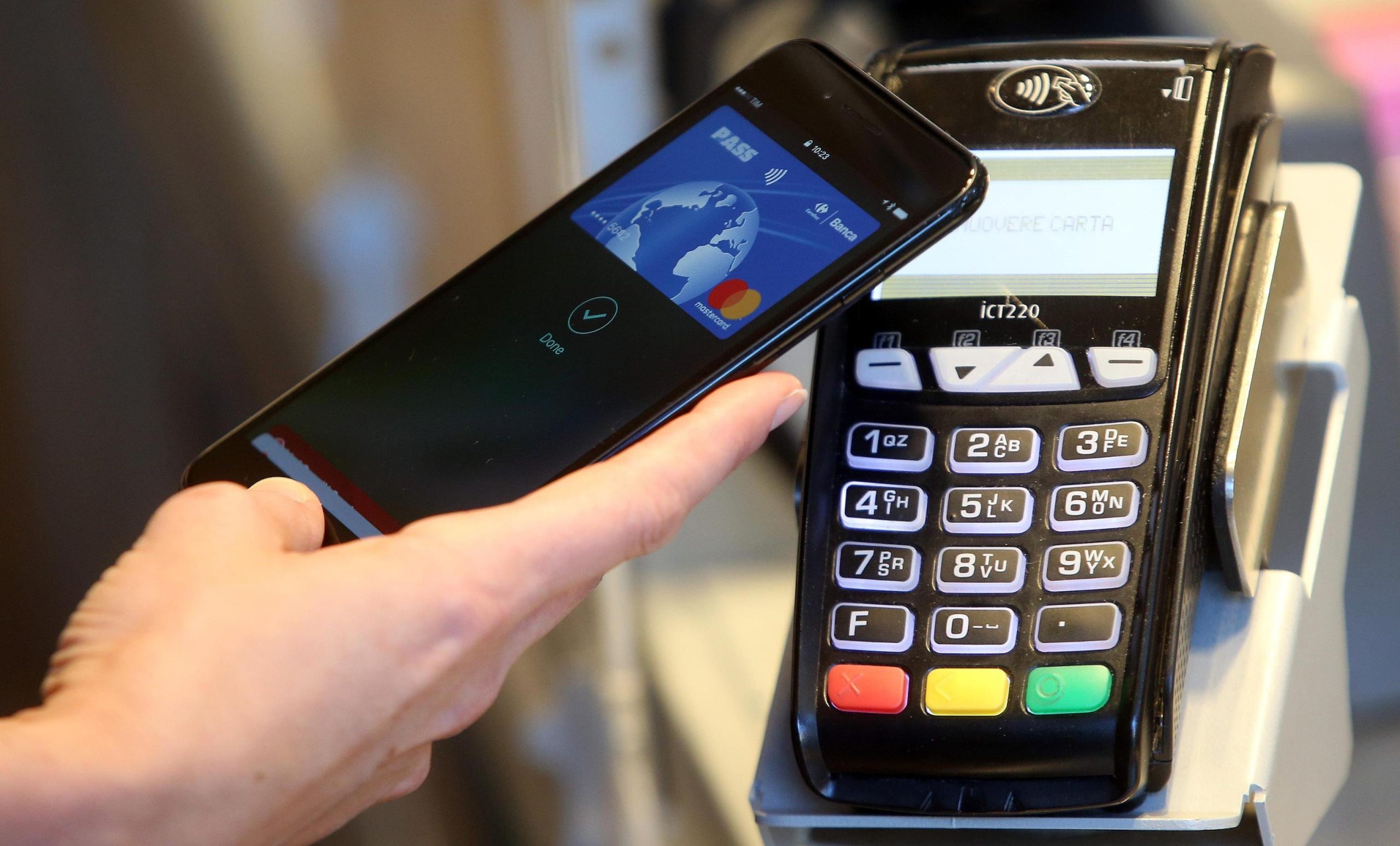 Gli italiani sempre più digitali (nei pagamenti con pos, bancomat e carte di credito)